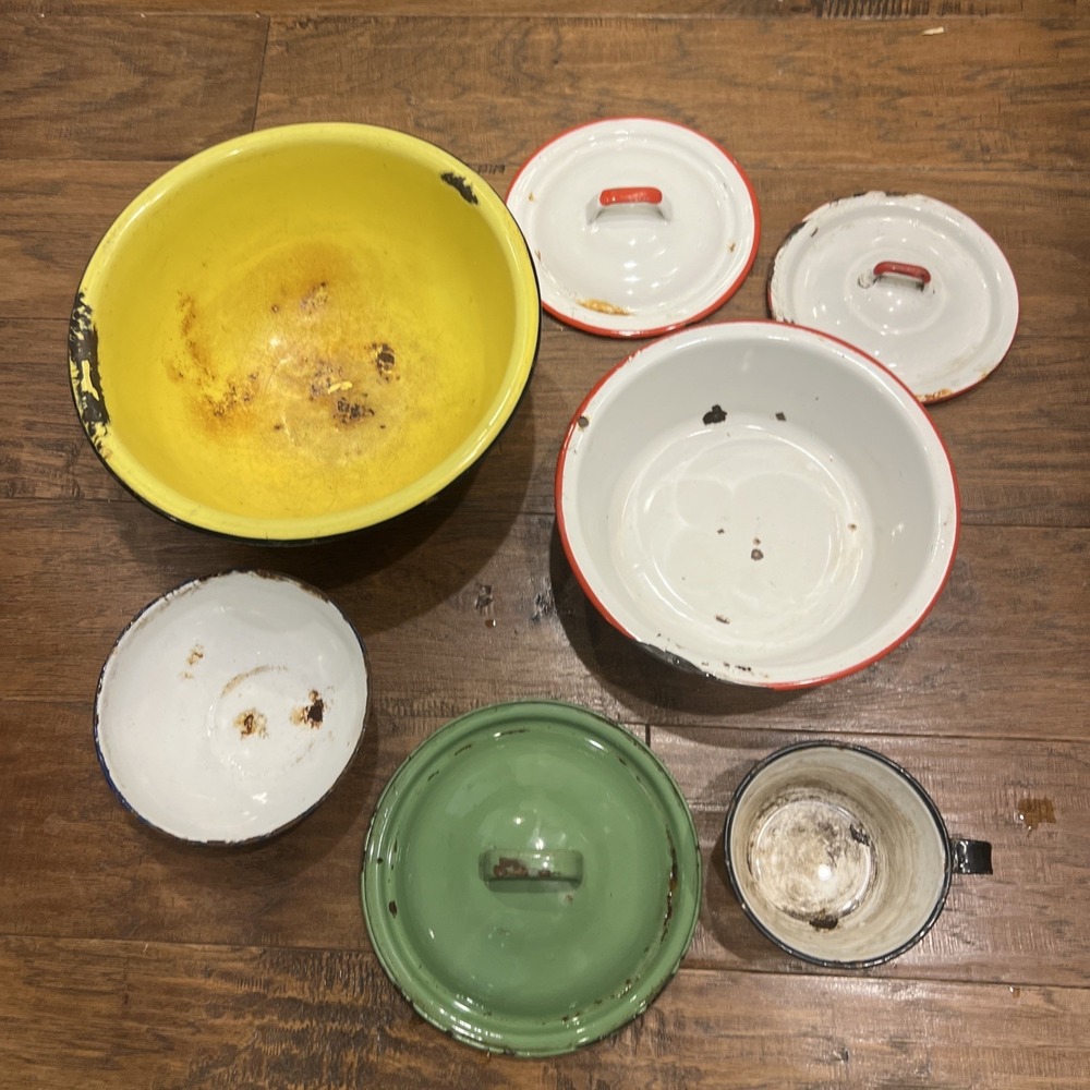 Vintage White Blue Green Red Enamelware Lot Bowls Cup Lids Farmhouse‎ Rustic